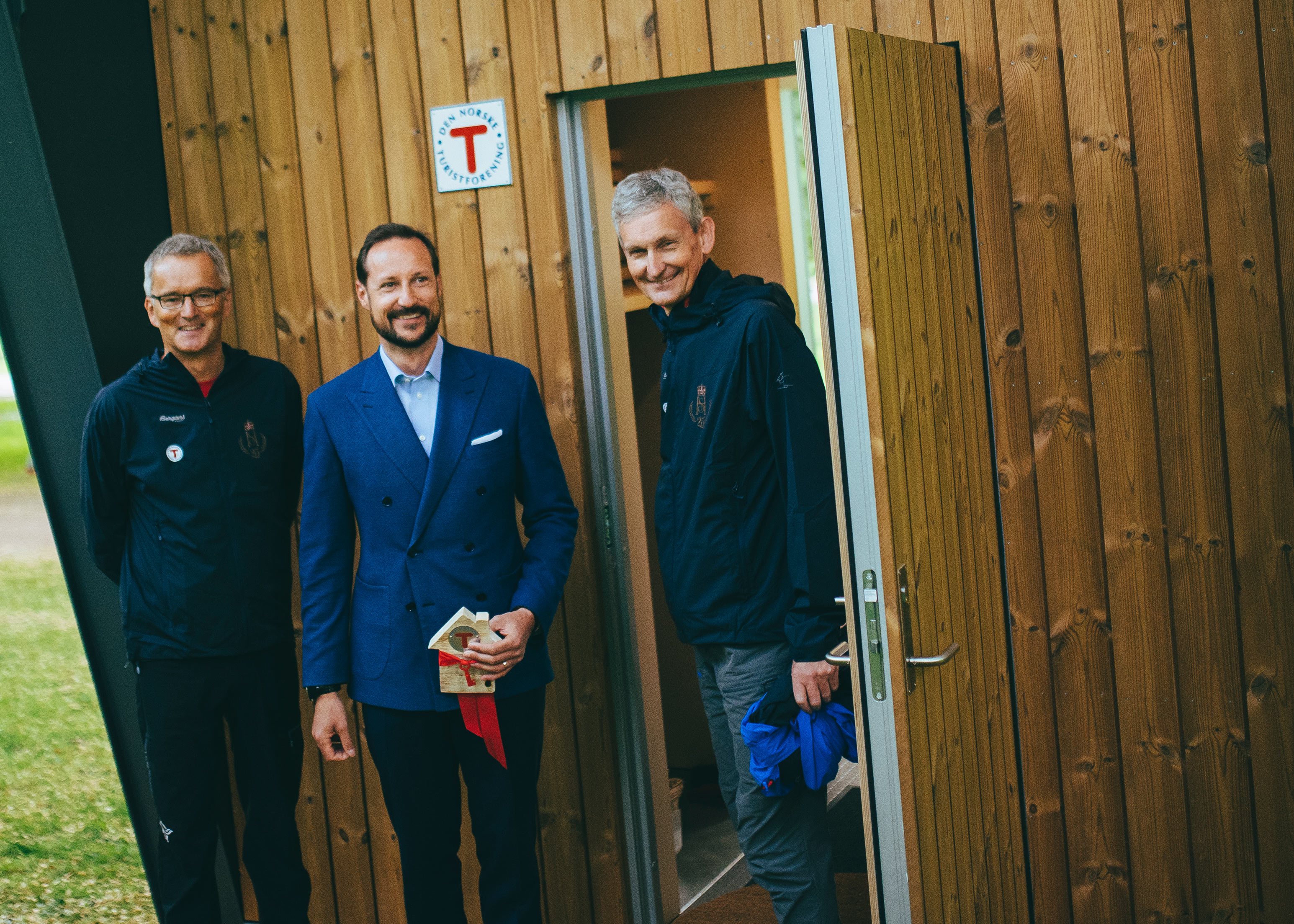 The first cabin was exhibited in the King's Garden in Oslo to mark the royal couple's jubilee. Norwegian Crown Prince Haakon approves the cabin