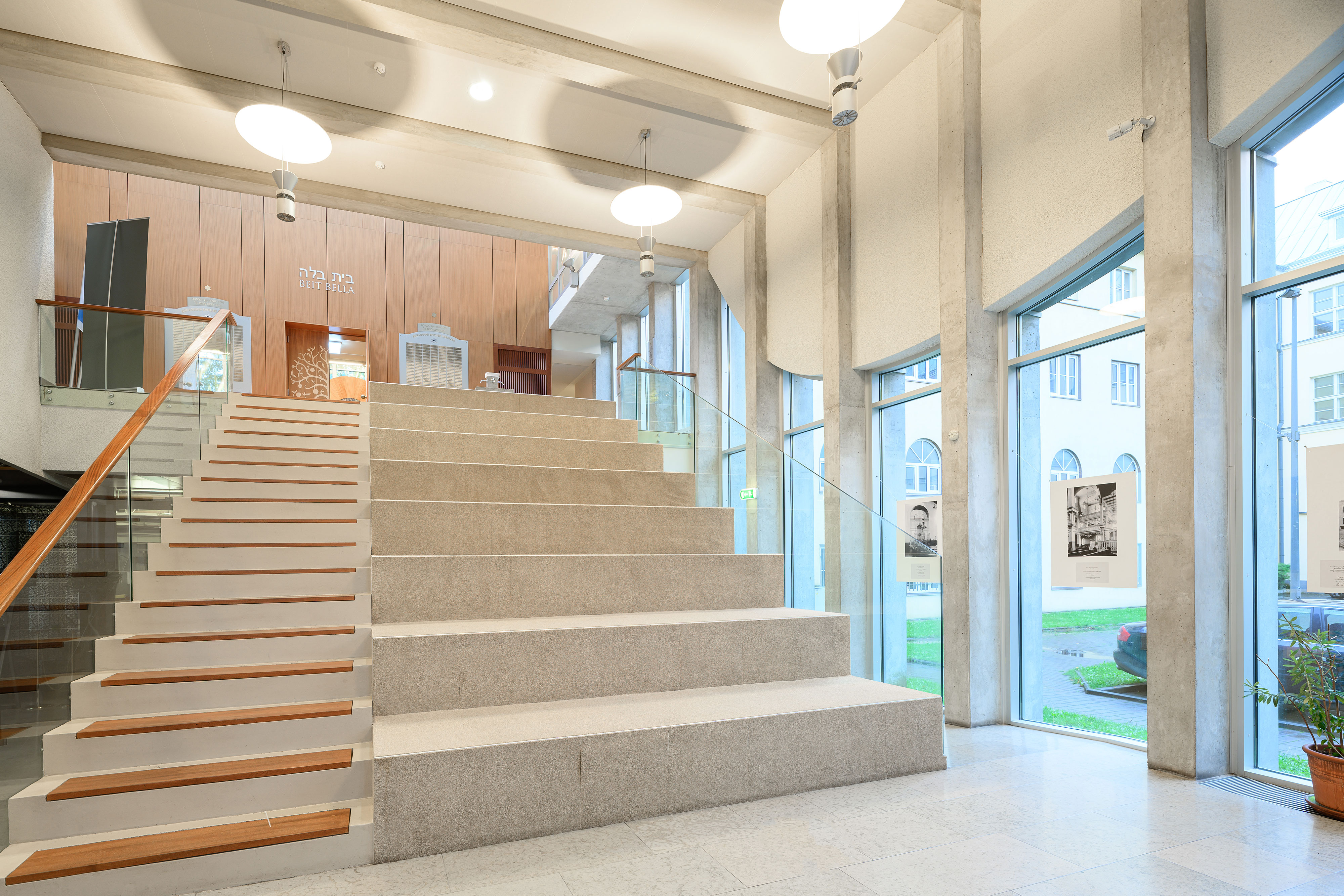 Main staircase and foye