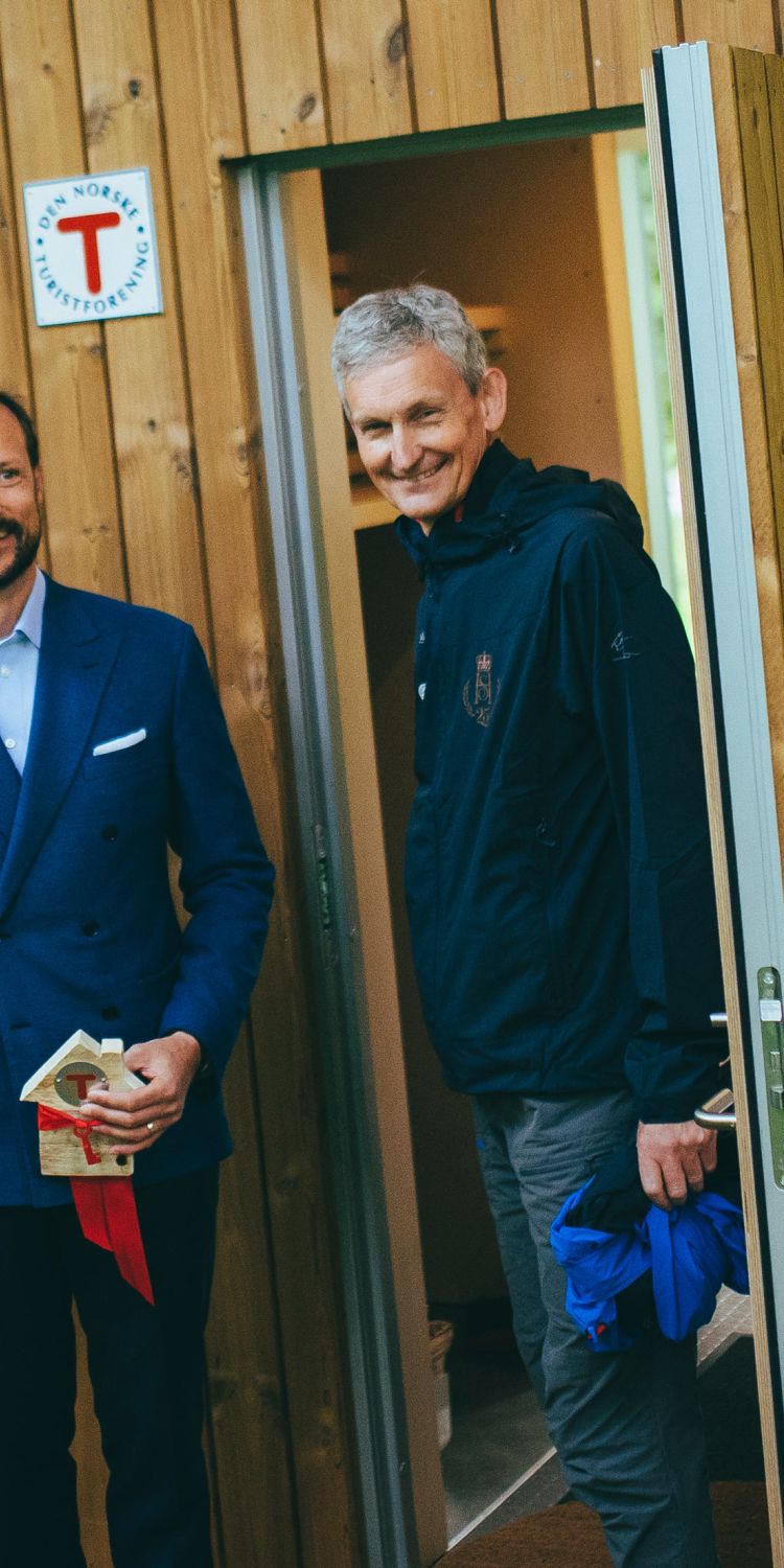 The first cabin was exhibited in the King's Garden in Oslo to mark the royal couple's jubilee. Norwegian Crown Prince Haakon approves the cabin